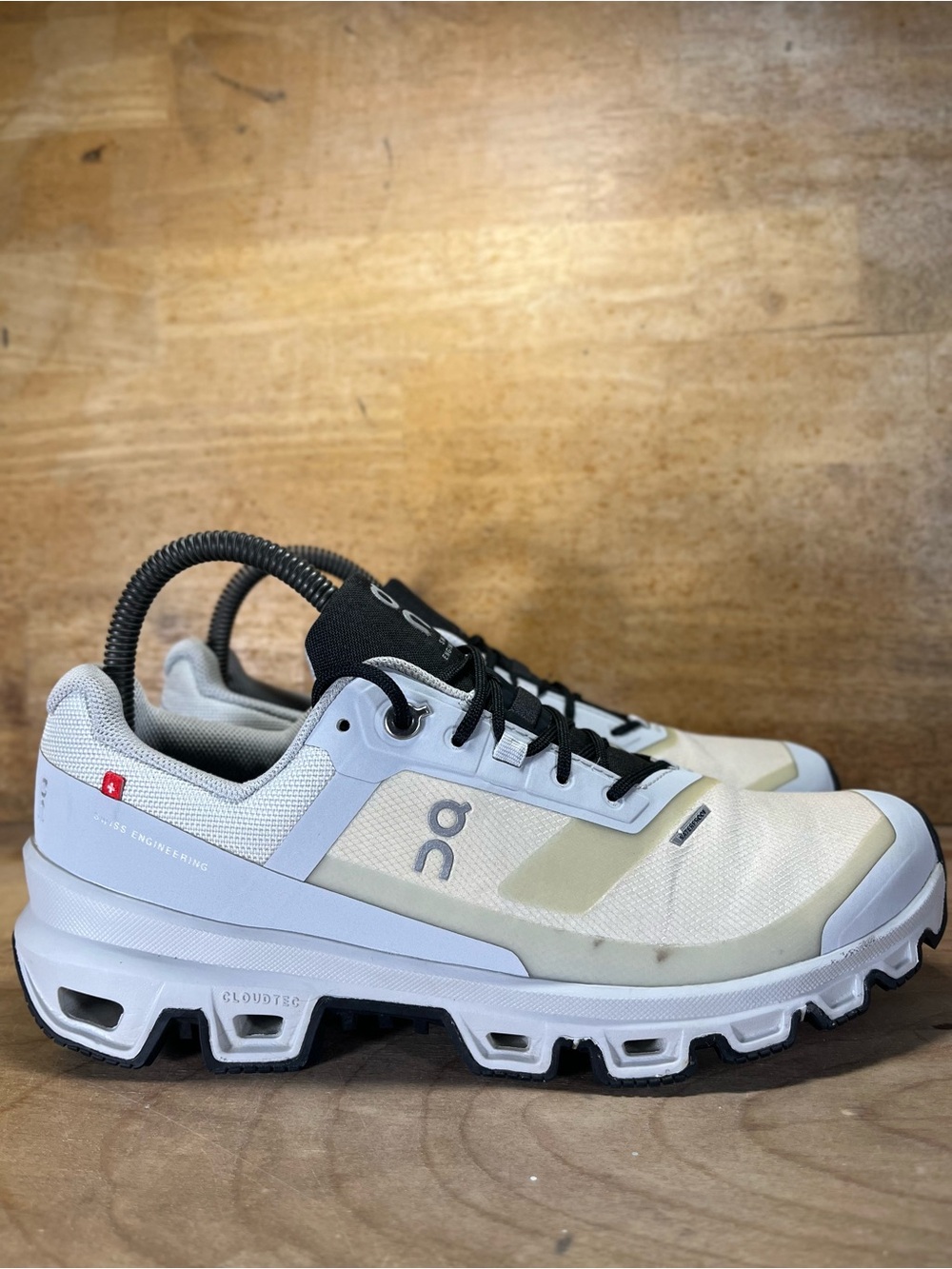 On CloudVenture WATERPROOF Womens Size 8 Trail Running Shoes Sneakers Gray